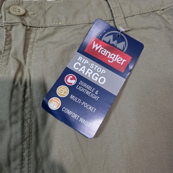 NWT Wrangler Rip Stop Cargo Mens Size 40 Shorts Tan Hiking Golf Active RN 130273 - Picture 3 of 4